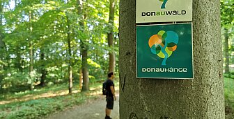 Wegweiser DonAUwald Premiumwanderweg. Foto: Anja Hauke/Stadt Günzburg