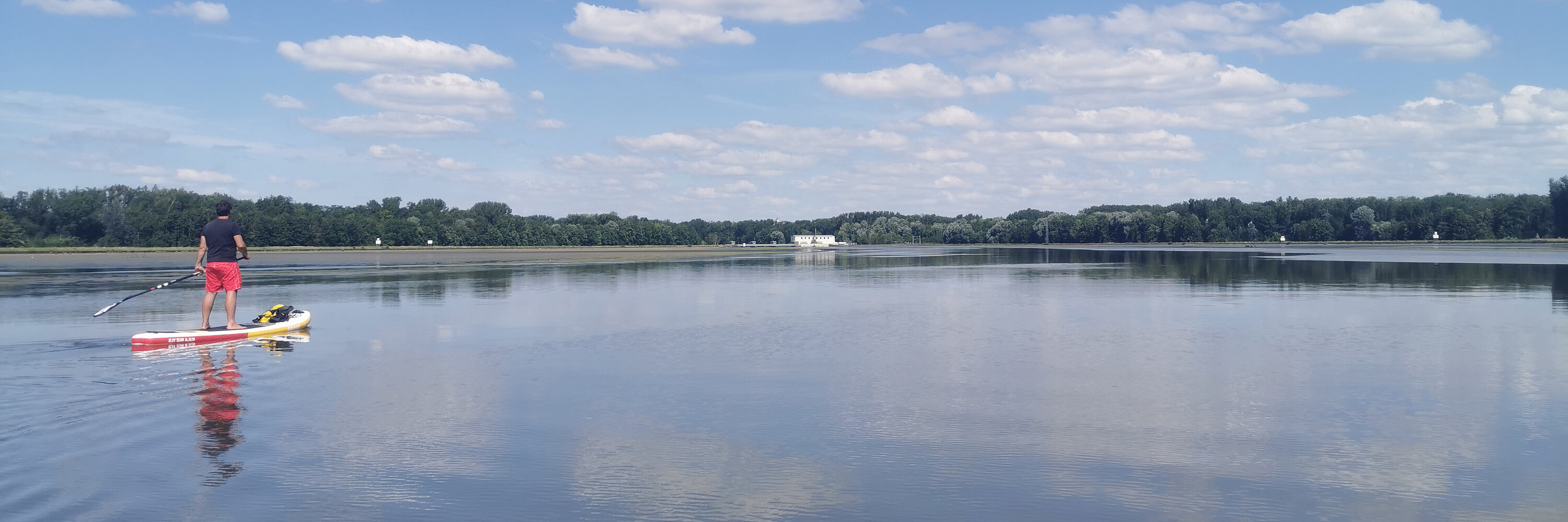 Boat hiking with your own SUP board on the Danube river. Photo: Anja Hauke/Stadt Günzburg