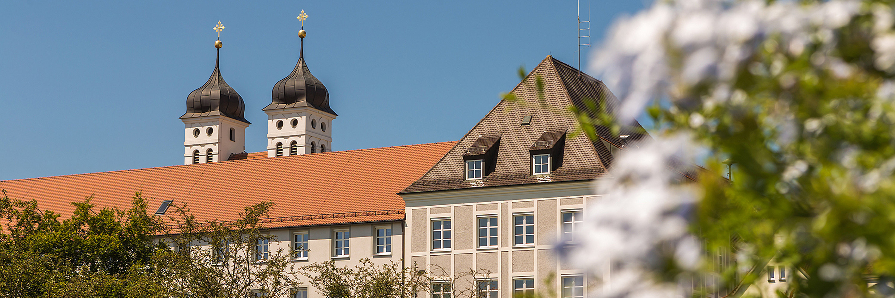 [Translate to English:] Schloss mit Hofkirche. Foto: Philipp Röger für die Stadt Günzburg